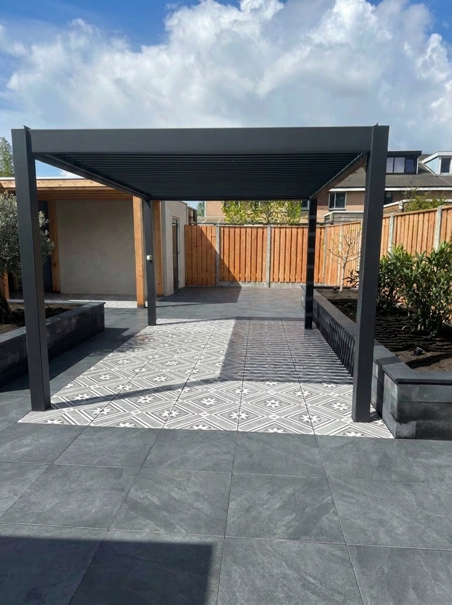 Strakke tuin met pergola en antraciet bestrating