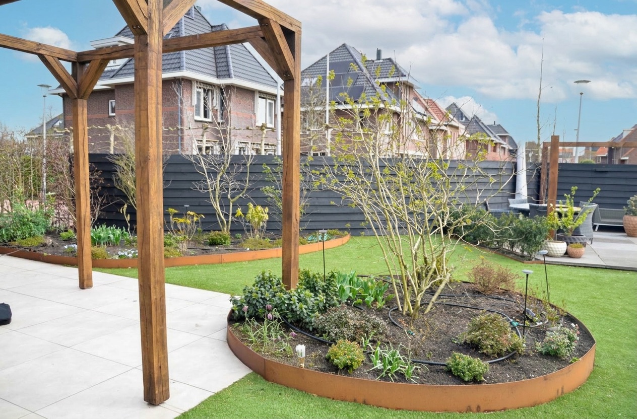 Houten pergola boven het terras met ronde border