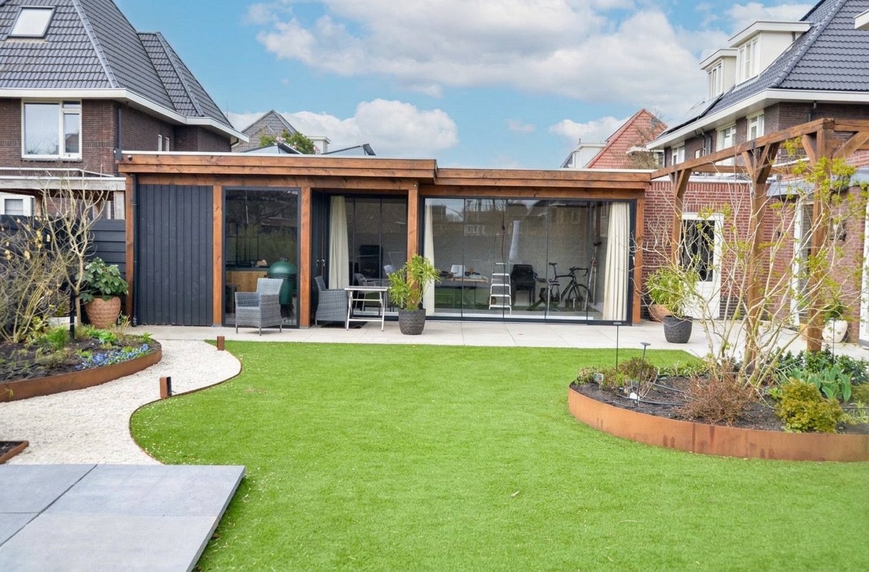 Veranda met zitplek en grindpad langs het gazon