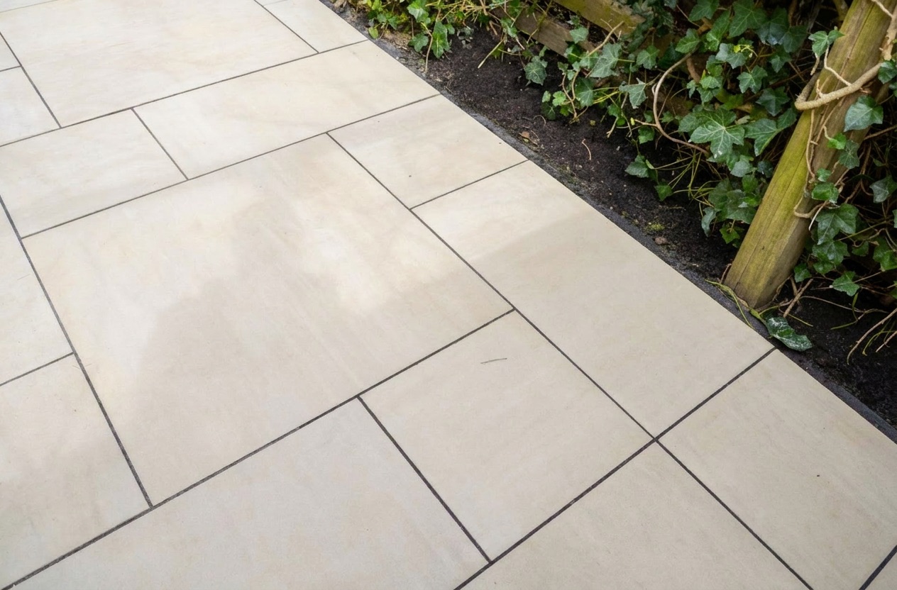 Nieuwe natuursteen bestrating met border, tuinrenovatie Delft