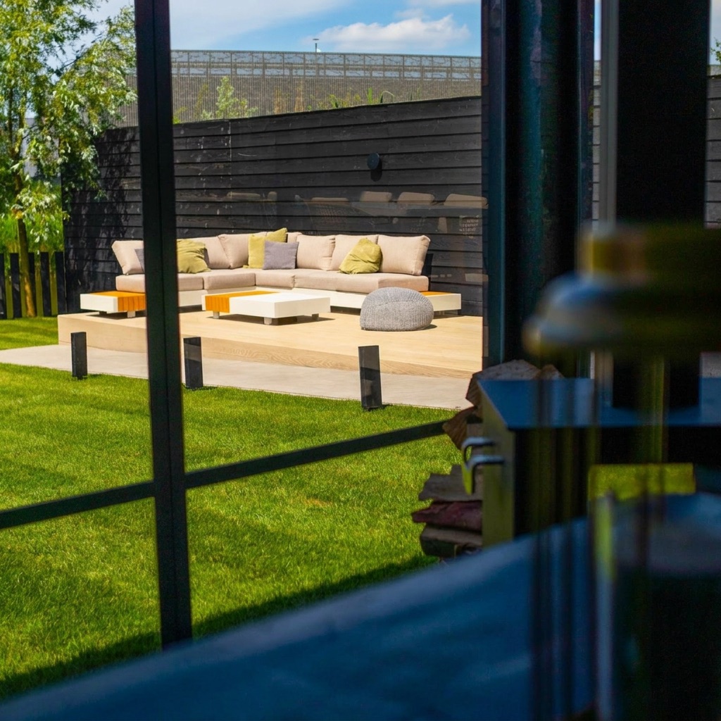 Loungeset op het vlonderterras met zicht op het gazon