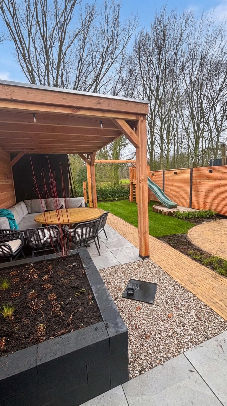 Houten overkapping met lounge- en eethoek, tuinaanleg Rijswijk