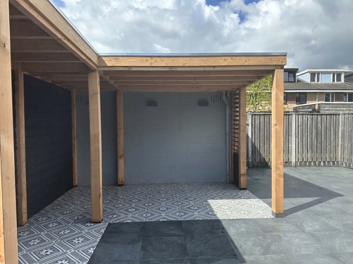 Tuinaanleg Bergschenhoek, strakke tuin met veranda, bestrating en pergola